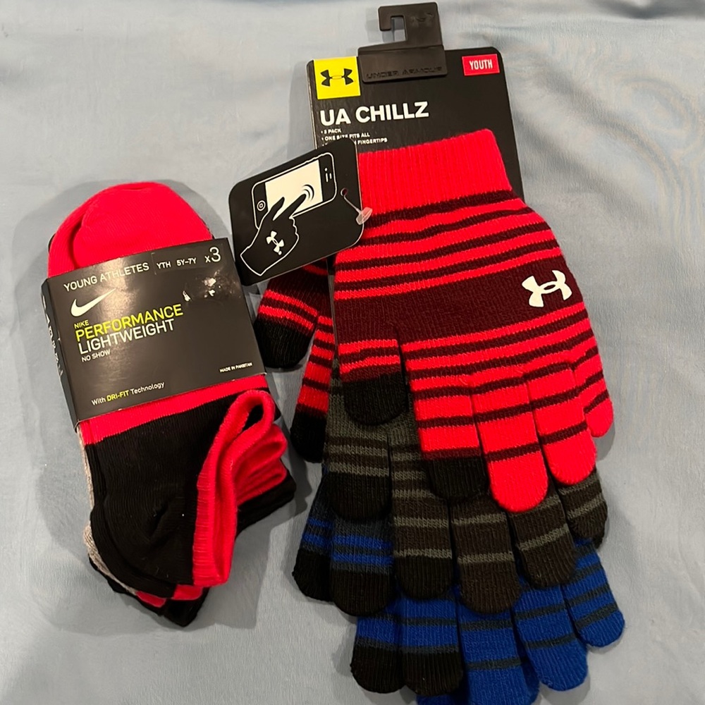 NWT Under Armour Chillz 3 pack gloves w-tech touch fingertips & Nike socks